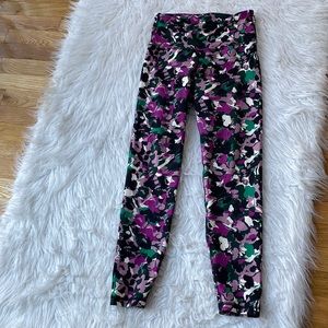 NWT Old Navy Active Core Women’s High Rise Leggings Size Small Purple Camo